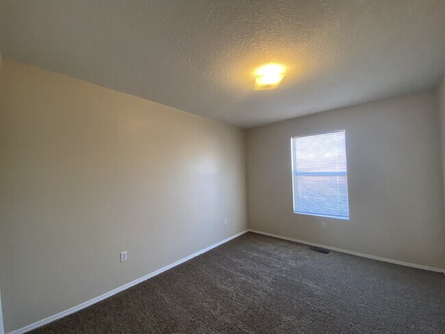 Building Photo - COMMUNITY POOL - LARGE 4 BEDROOM - Master Upstairs