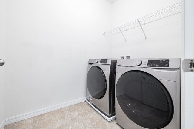 Building Photo - "Available Now !!Gated community in Seven Oak 3-Bedroom Townhouse with Granite Countertops in Wes...