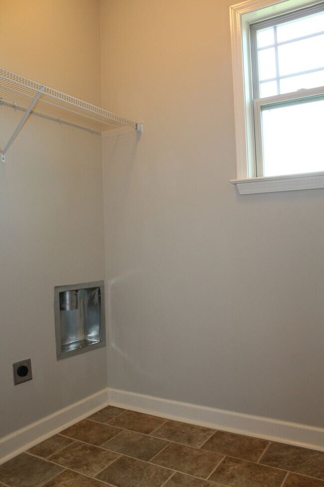 Building Photo - 3 Bed/2 Bath Home - Desirable Planter's Ridge Subdivision/CBA Schools