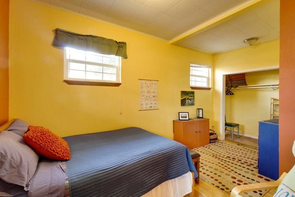 Building Photo - 1128 Hobson St