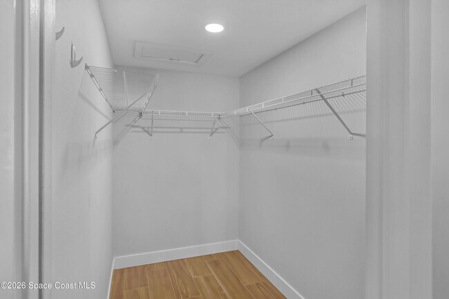Building Photo - 580 Pine Tree Dr