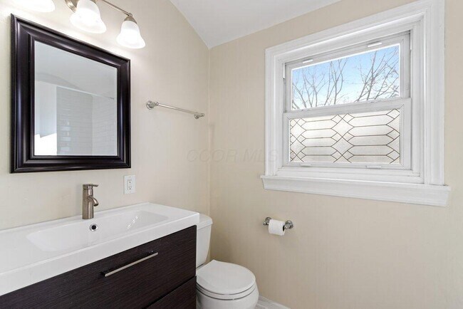 Building Photo - 2063 Inchcliff Rd