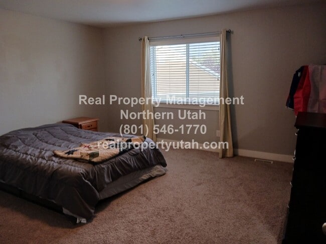 Building Photo - 3 Bed 2.5 Bath Townhome in West Haven Comi...