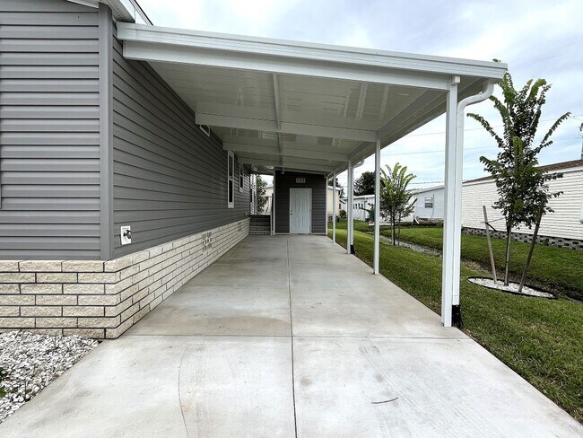 Building Photo - 17100 S Tamiami Trl