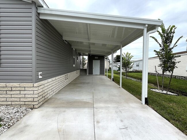 Building Photo - 17100 Tamiami Trl