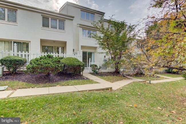 Building Photo - 107 Montrose Ave