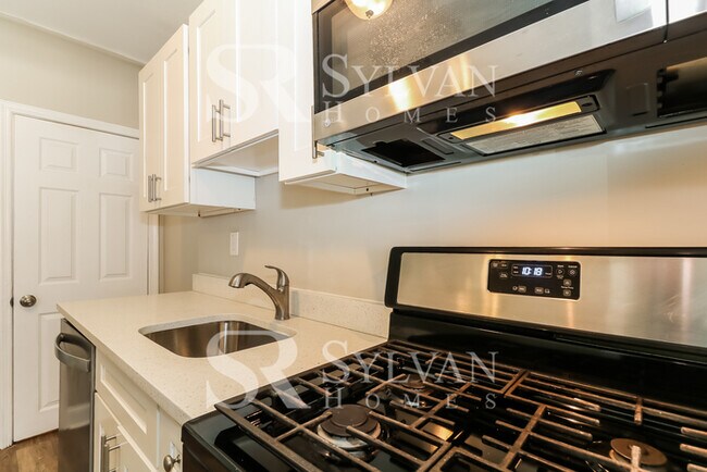 Building Photo - Charming 2BR 1BA Townhome