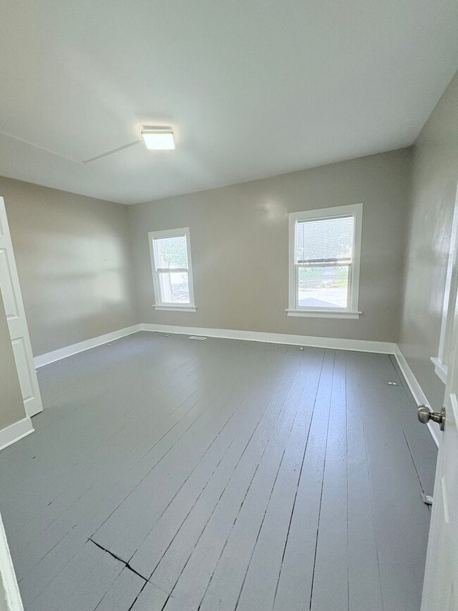 Building Photo - Charming 3BR 1BA Home w/ Sunroom • Stainless Kitchen • Yard w/ Fire Pit in Delaware