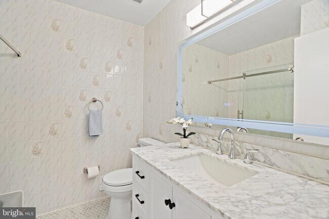 Building Photo - 6607 Lone Oak Dr