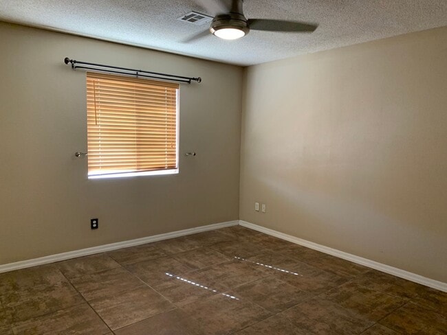 Building Photo - 3 BEDROOM HOME!