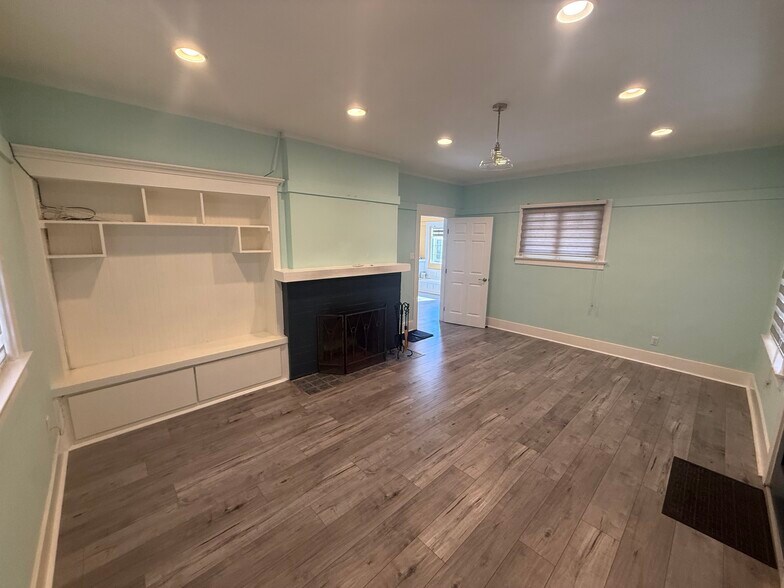 Building Photo - 396 N Mentor Ave