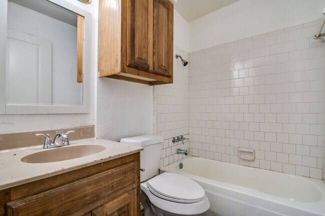 Building Photo - 818 Quinette Dr