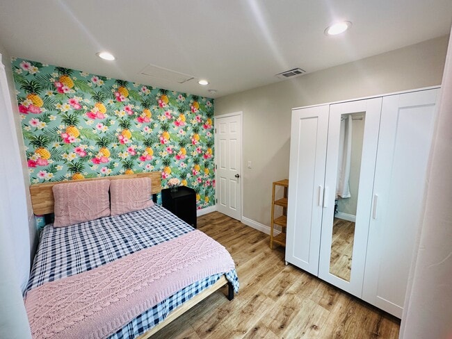 Building Photo - 749 N Wilton Pl