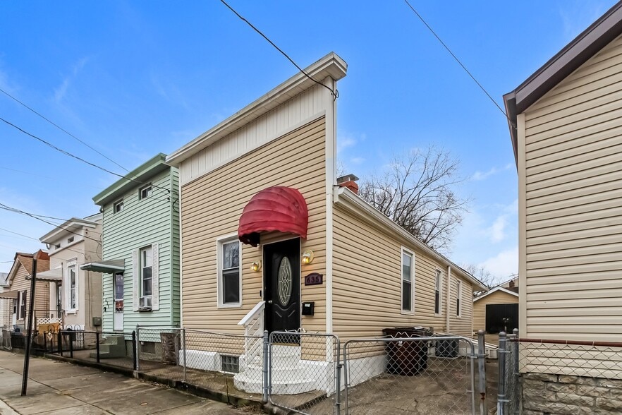 Building Photo - 635 Watkins St