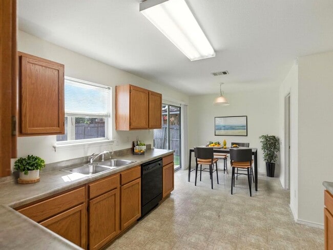 Building Photo - Easy Access to Hwy 90 & Loop 410