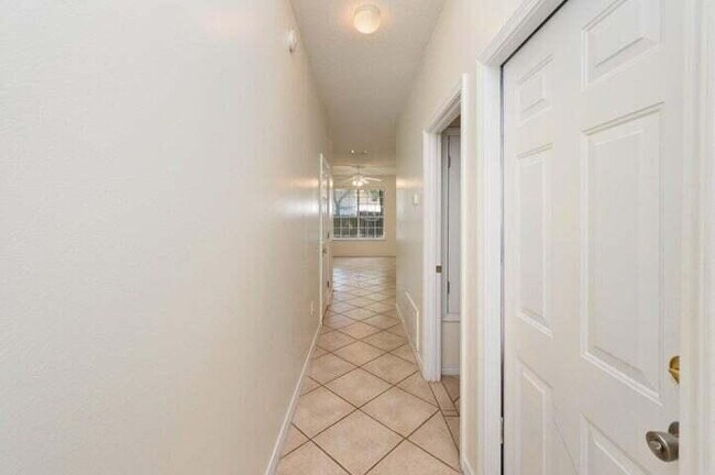 Building Photo - Move in ready Townhome in Fort Walton Beach close to Eglin AFB!