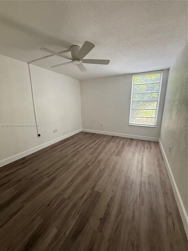 Building Photo - 8860 Fontainebleau Blvd