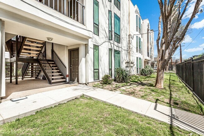 Building Photo - 2002 N Fitzhugh Ave