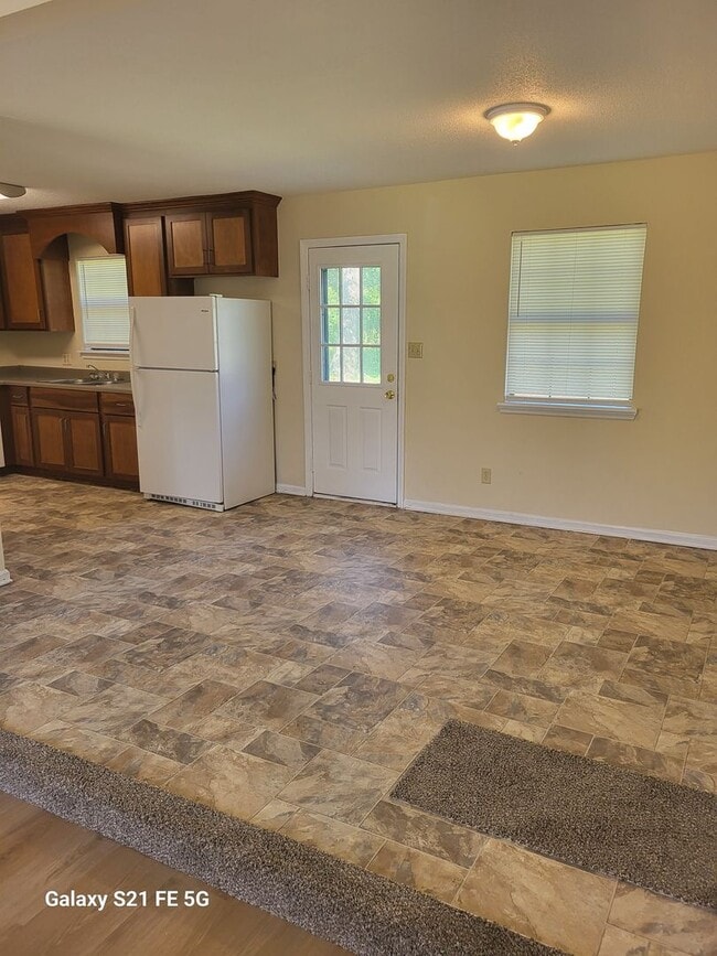 Building Photo - THREE BEDROOM, TWO BATH