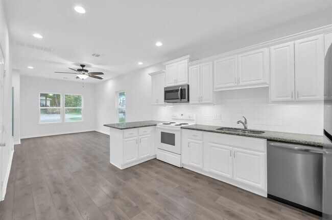 Building Photo - 16693 Meadowcroft St