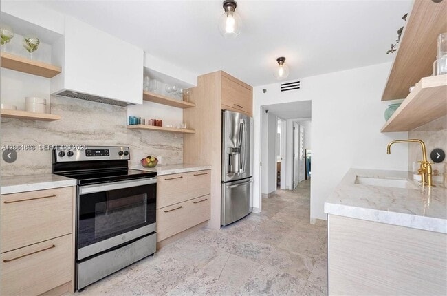 Building Photo - 2575 S Bayshore Dr