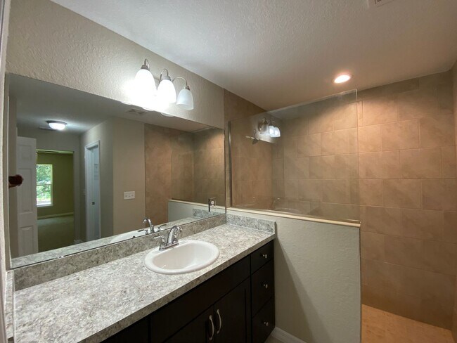 Building Photo - Custom Home - Desirable SE Ocala Neighborh...