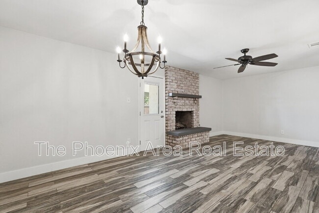 Building Photo - 447 E Carson Dr