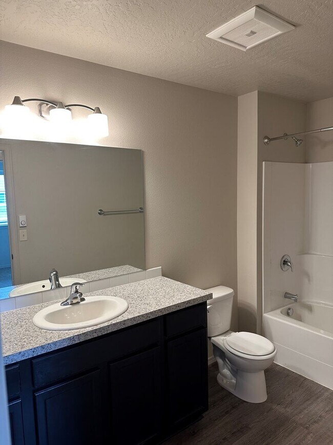 Building Photo - Stunning 4 Bedroom 2.5 Bath Duplex town ho...