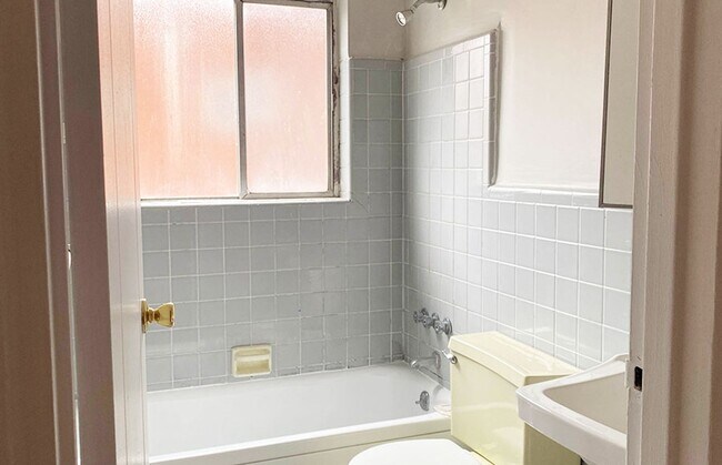 Building Photo - 539 Lowell Ave