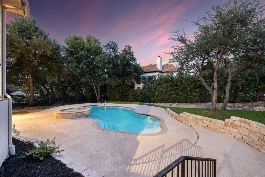 Building Photo - 402 Luna Vista Dr