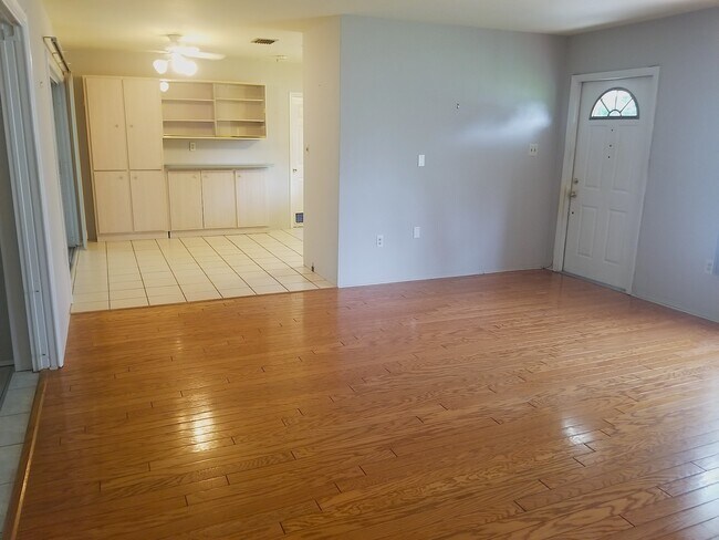 Building Photo - 1560 Robinson Dr N