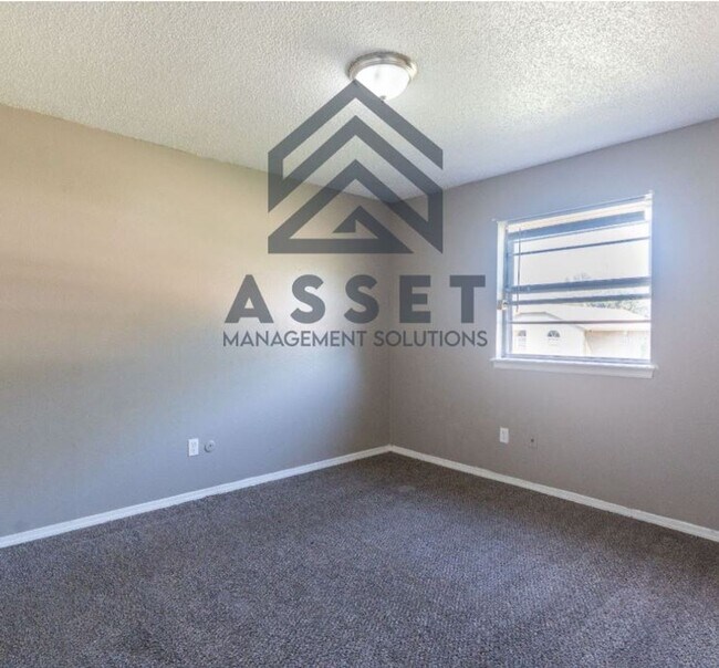 Building Photo - Cute 5 Bedroom House!