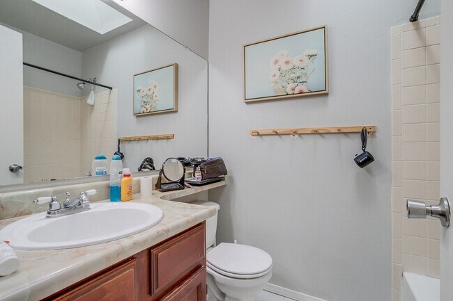 Building Photo - Huge room in a large shared home, private bathroom, great neighborhood, friendly roommates!