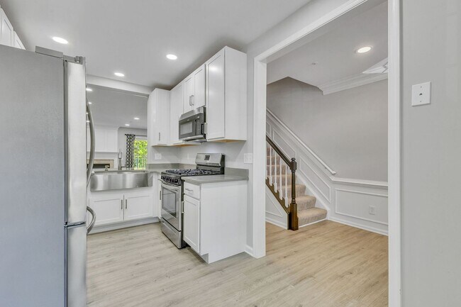 Building Photo - Stylish Condo Near Van Dorn Metro with Dual En Suites