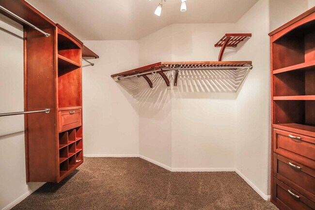 Building Photo - Southern Highlands Beauty with Expansive Loft & Designer Upgrades!