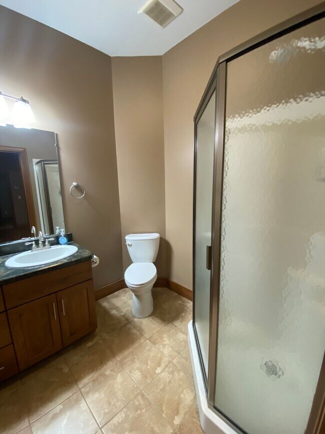 Building Photo - One Bedroom Apartment