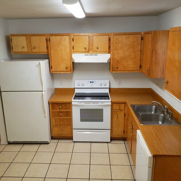 UNIT C, kitchen - 605 College St