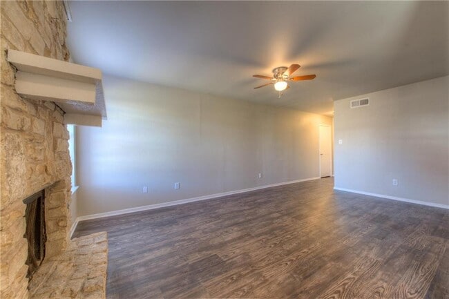 Building Photo - 2400 Burleson Ct