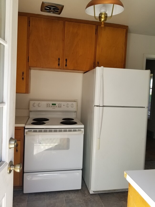 Building Photo - 2br duplex with carport and stackable washer/dryer included!