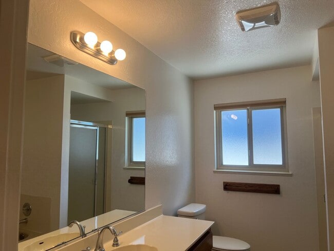 Building Photo - 142 Hillview Dr