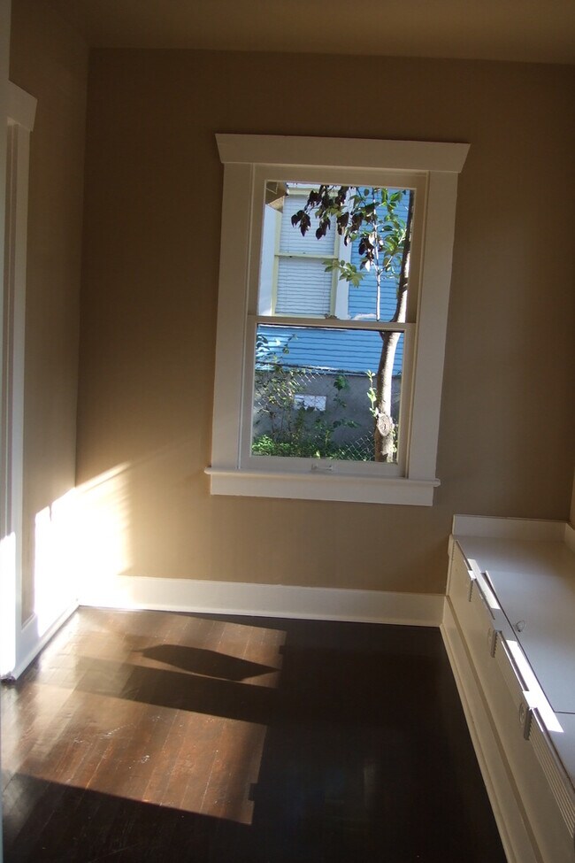 Building Photo - 700 E 45th St