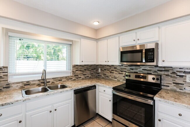 Building Photo - 3207 Acapulco Dr