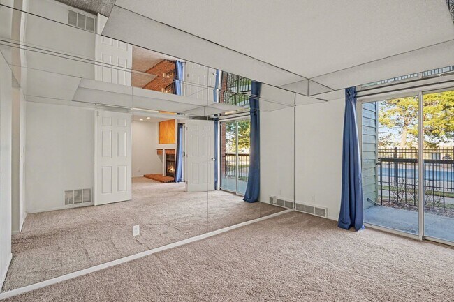 Building Photo - Ground Level Condo! 1 Bed 1 Bath In Littleton!