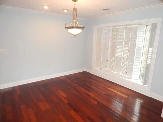 Building Photo - Spacious home in Pine Valley.