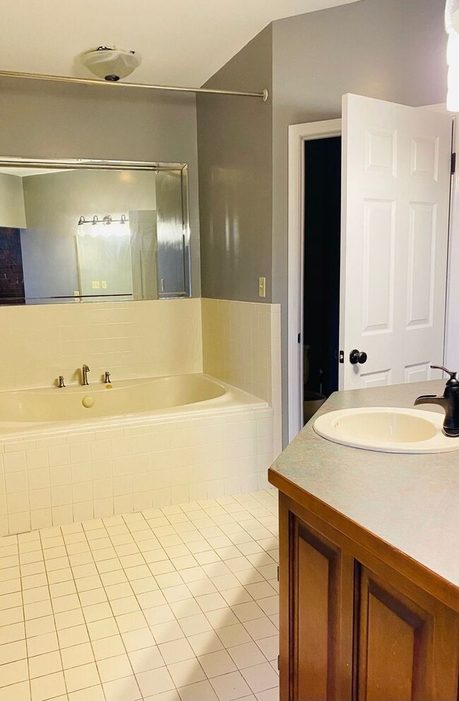 Building Photo - Downtown Apartment! 2 Bed/ 2 Bath with Par...