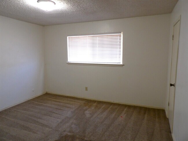 Building Photo - 6405 NW Oak Ave