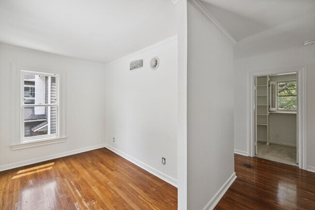 Building Photo - CHARMING 3-BEDROOM IN THE HEART OF ALAMO HEIGHTS