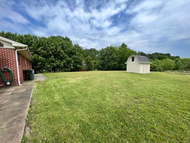 Building Photo - RANCH-STYLE HOME