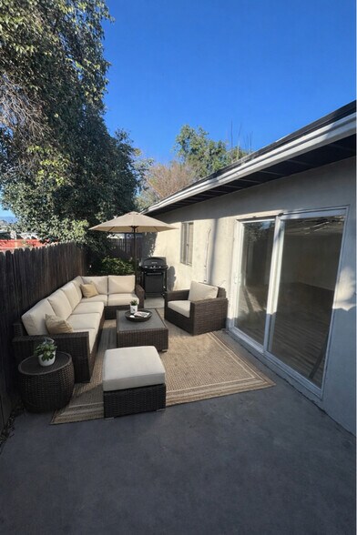 Building Photo - 2123 Down St