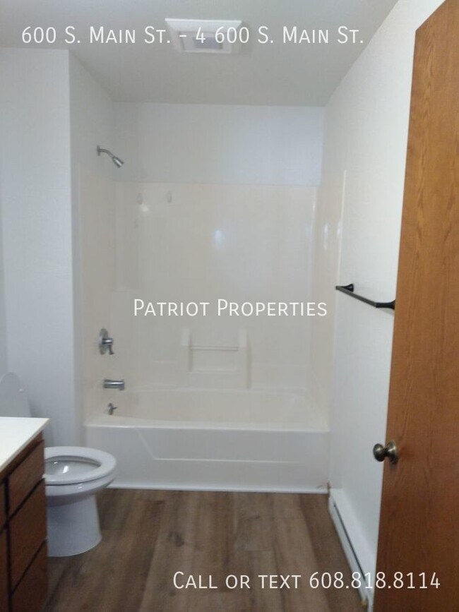 Building Photo - 2 bedroom/ 1 bath apartment in Deerfield, WI